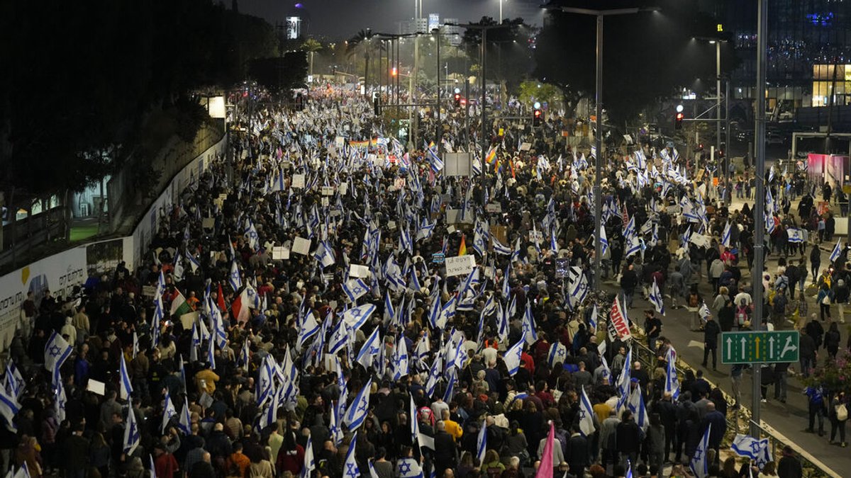 ARCHIV - 28.01.2023, Israel, Tel Aviv: Israelis protestieren gegen die geplante Justizreform der neuen Regierung von Premierminister Netanjahu. Foto: Tsafrir Abayov/AP/dpa +++ dpa-Bildfunk +++
