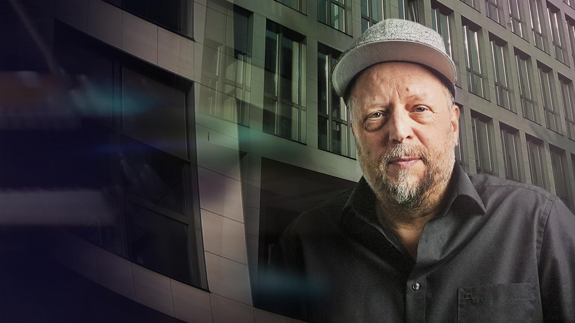 Smudo vor einer Häuserfassade