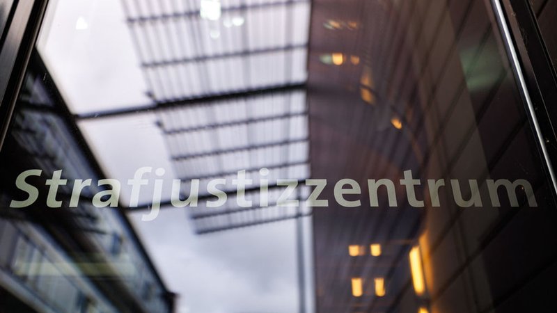 ARCHIV - 03.05.2024, Bayern, Würzburg: «Strafjustizzentrum» steht am Eingangsbereich zum Landgericht auf einer Scheibe. (zu dpa: «Totes Mädchen in Güllegrube - BGH hebt Mordurteil auf») Foto: Daniel Karmann/dpa +++ dpa-Bildfunk +++ | Bild: dpa-Bildfunk/Daniel Karmann ARCHIV - 03.05.2024, Bayern, Würzburg: «Strafjustizzentrum» steht am Eingangsbereich zum Landgericht auf einer Scheibe. (zu dpa: «Totes Mädchen in Güllegrube - BGH hebt Mordurteil auf») Foto: Daniel Karmann/dpa +++ dpa-Bildfunk +++