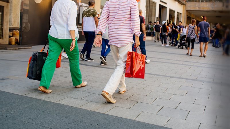 Die Deutschen halten ihr Geld zusammen: Vor allem die Sorge um die unsichere wirtschaftliche Lage und den Arbeitsplatz drücken die Kauflaune. | Bild: Bayerischer Rundfunk 2025 Die Deutschen halten ihr Geld zusammen: Vor allem die Sorge um die unsichere wirtschaftliche Lage und den Arbeitsplatz drücken die Kauflaune.