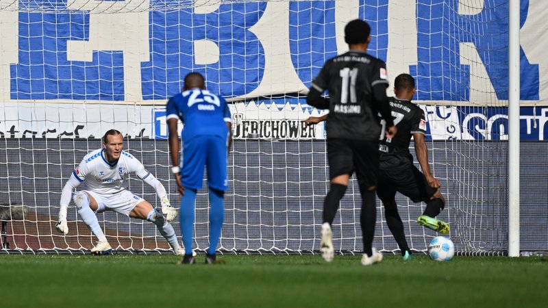 Elfmeter für die SpVgg Greuther Fürth im Spiel beim 1. FC Magdeburg | Bild: picture-alliance/dpa Elfmeter für die SpVgg Greuther Fürth im Spiel beim 1. FC Magdeburg
