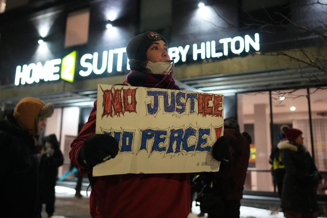 25.01.2026, USA, Minneapolis: Ein Demonstrant bläst eine Trillerpfeife während einer Lärmdemonstration vor einem Hotel, in dem seiner Meinung nach ICE-Agenten untergebracht sind, als Reaktion auf bundesstaatliche Einwanderungsmaßnahmen in der Stadt, in Minneapolis.