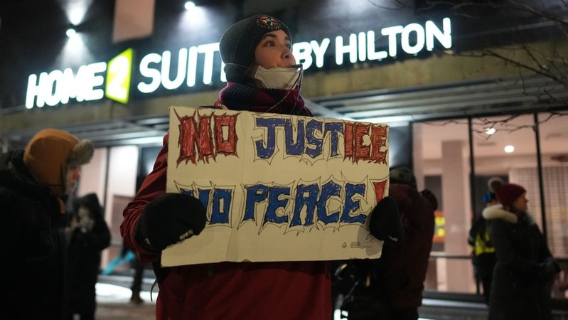 25.01.2026, USA, Minneapolis: Ein Demonstrant bläst eine Trillerpfeife während einer Lärmdemonstration vor einem Hotel, in dem seiner Meinung nach ICE-Agenten untergebracht sind, als Reaktion auf bundesstaatliche Einwanderungsmaßnahmen in der Stadt, in Minneapolis. | Bild: dpa-Bildfunk/Adam Gray 25.01.2026, USA, Minneapolis: Ein Demonstrant bläst eine Trillerpfeife während einer Lärmdemonstration vor einem Hotel, in dem seiner Meinung nach ICE-Agenten untergebracht sind, als Reaktion auf bundesstaatliche Einwanderungsmaßnahmen in der Stadt, in Minneapolis.