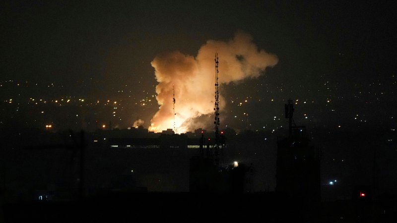 Nach einer Explosion in Teheran steigt Rauch auf. | Bild: dpa-Bildfunk/Vahid Salemi Nach einer Explosion in Teheran steigt Rauch auf.