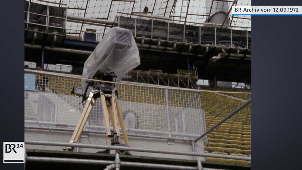 Fernsehkamera in Plastikhülle verpackt auf leerer Tribüne im Münchner Olympiastadion