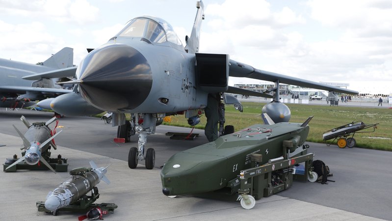 Mehr Waffen für die Ukraine - dazu haben die Ampelfraktionen heute im Bundestag einen Antrag beschlossen. | Bild: BR Mehr Waffen für die Ukraine - dazu haben die Ampelfraktionen heute im Bundestag einen Antrag beschlossen.