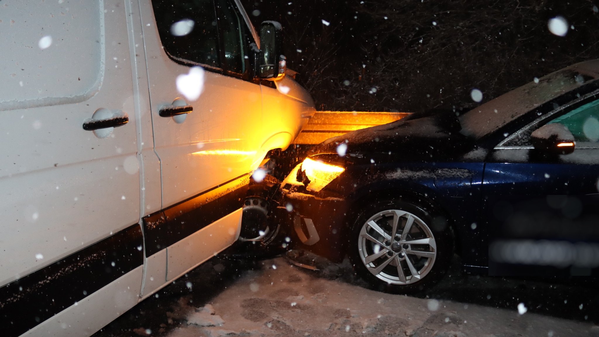 Unfall wegen Schneeglätte: Verursacher flüchtet zu Fuß 