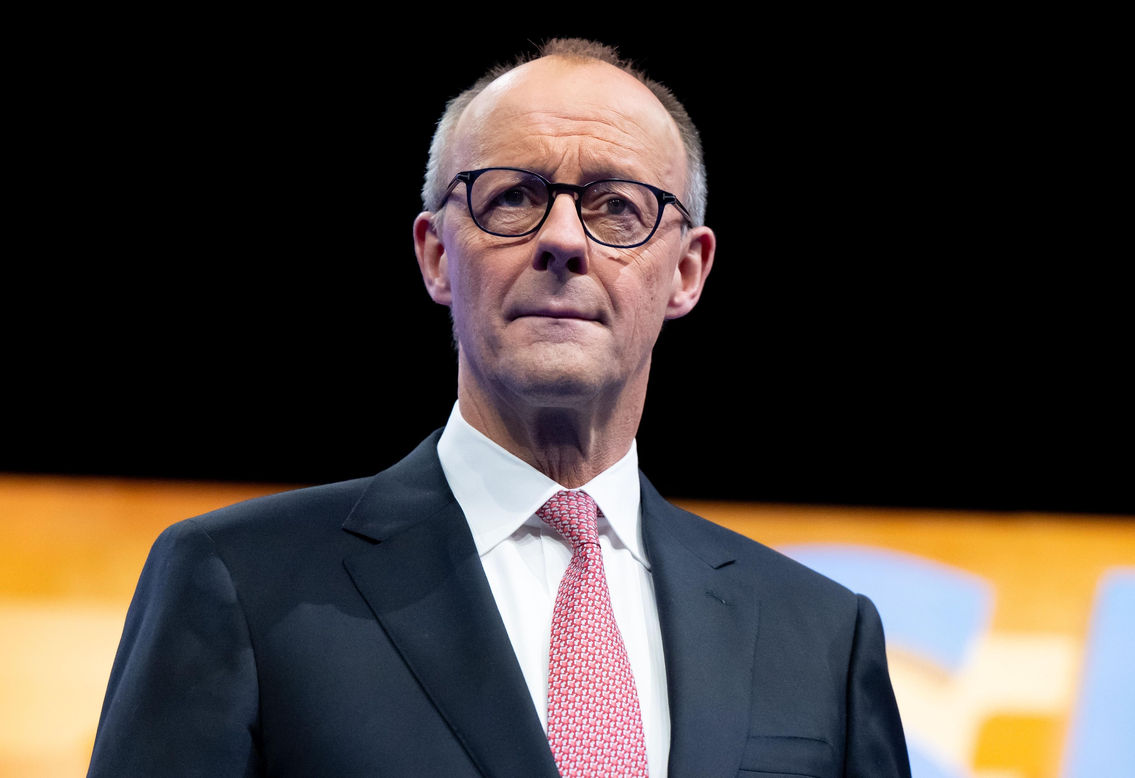 13.12.2025, Bayern, München: Bundeskanzler Friedrich Merz (CDU) steht beim CSU-Parteitag in der Messehalle auf der Bühne. Foto: Sven Hoppe/dpa +++ dpa-Bildfunk +++