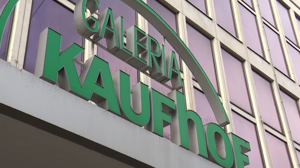 Schriftzug "Galeria Kaufhof" an einem Gebäude in Nürnberg.