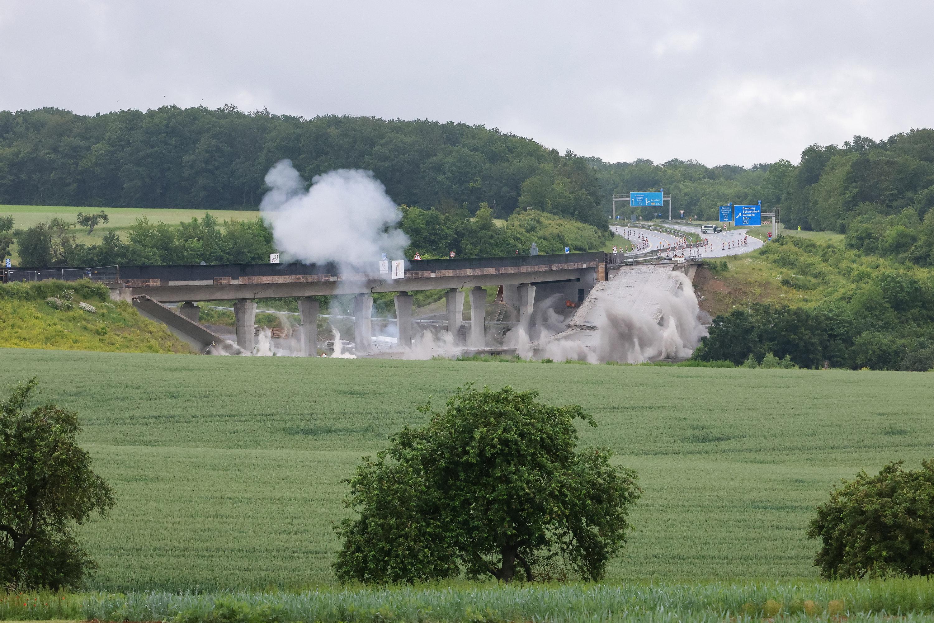 "Es hat Wumm gemacht": Das Teilstück der Autobahn-Brücke Stettbach an der A7 bei Werneck ist sicher gesprengt worden.