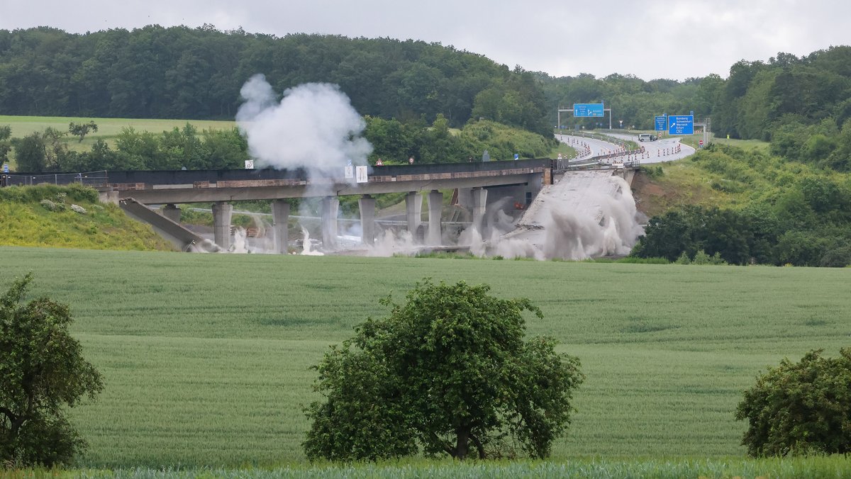 "Es hat Wumm gemacht": Das Teilstück der Autobahn-Brücke Stettbach an der A7 bei Werneck ist sicher gesprengt worden.
