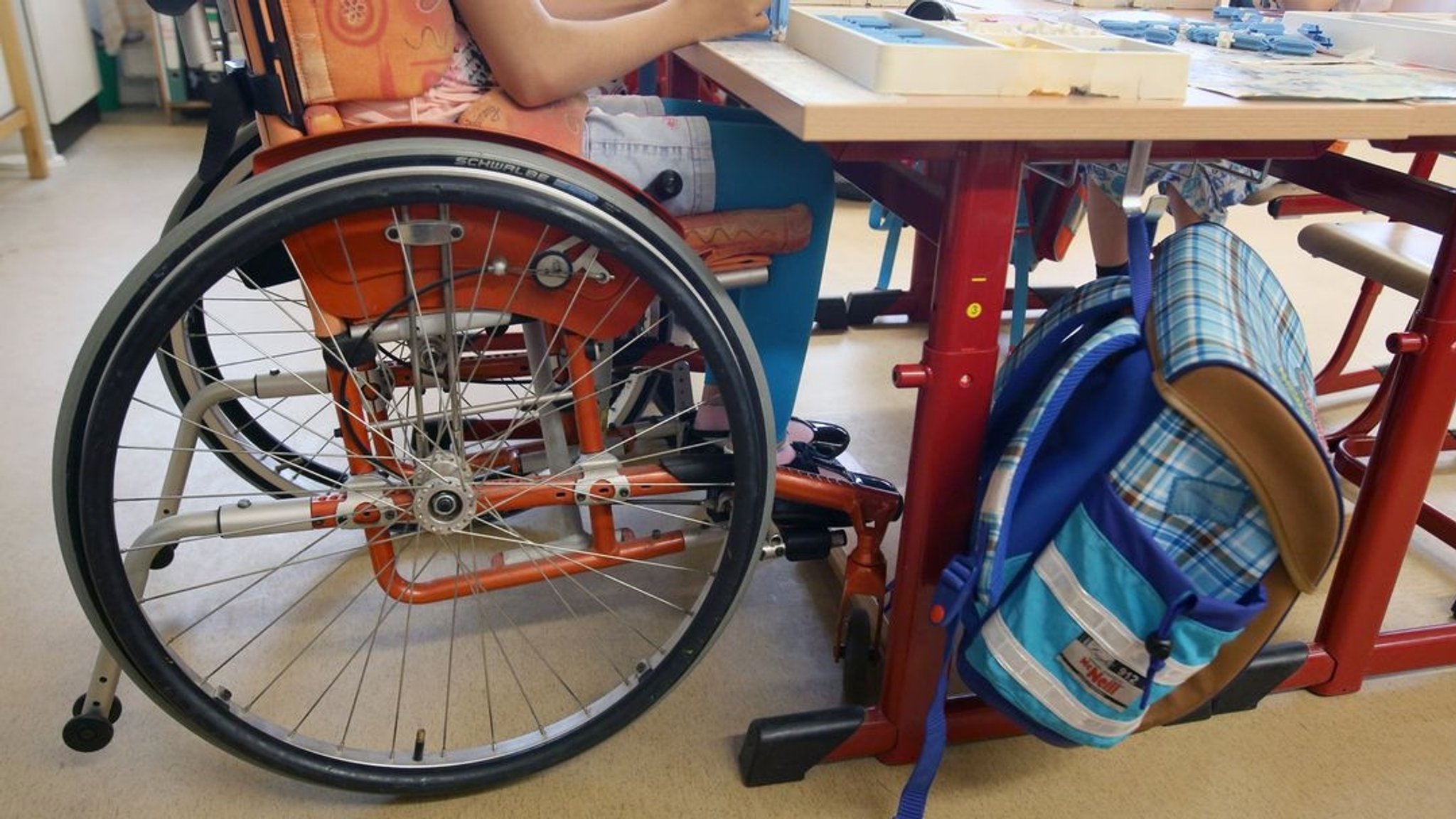 Inklusion an Schulen - gemeinsamer Unterricht von behinderten und nichtbehinderten Kindern | Bild: dpa-Bildfunk/Bernd Wüstneck Inklusion an Schulen - gemeinsamer Unterricht von behinderten und nichtbehinderten Kindern