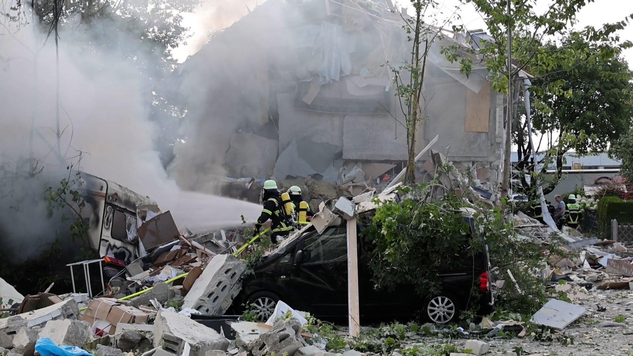 Aufräumarbeiten nach der Explosion in einer Reihenhaussiedlung in Memmingen.