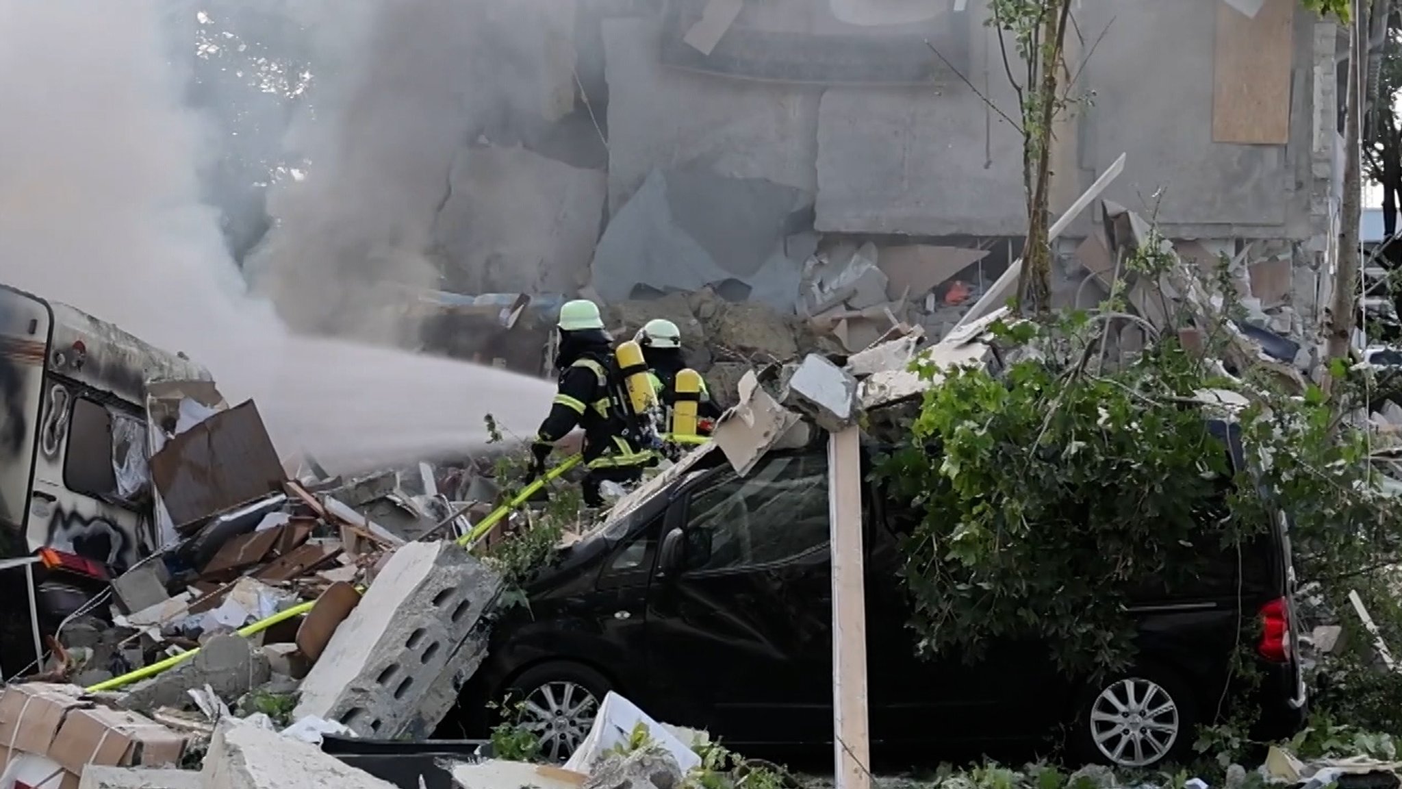 Aufräumarbeiten nach der Explosion in einer Reihenhaussiedlung in Memmingen.