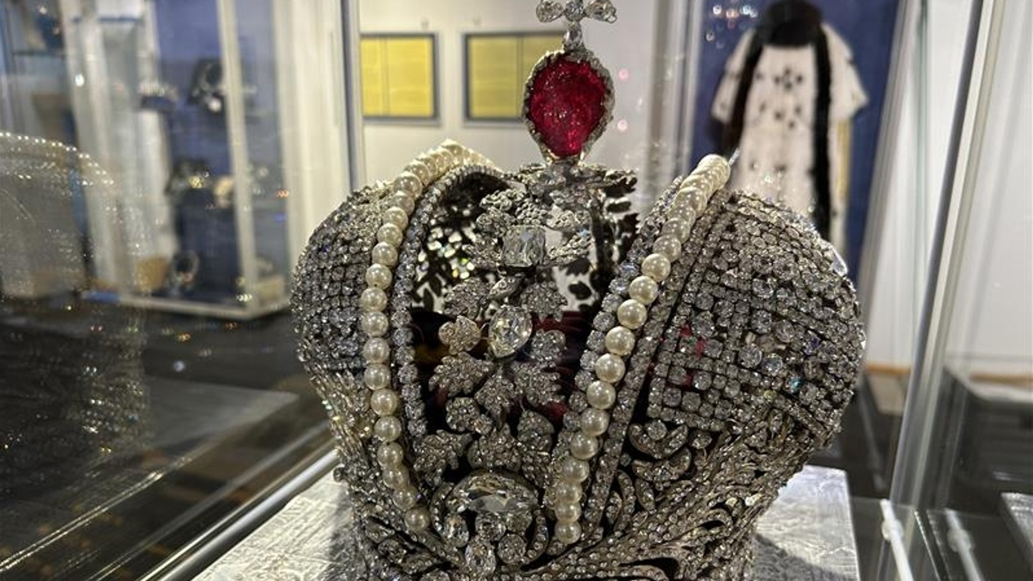 Replik der Zarenkrone Katharina der Großen. | Bild: BR/Christoph Röder Replik der Zarenkrone Katharina der Großen.