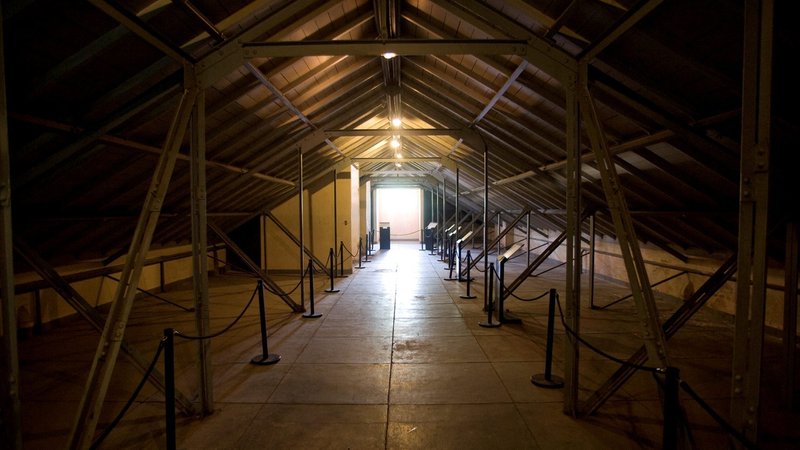 Im Dachgeschoss des Folterzentrums befanden sich mehrere Zellen mit jeweils einer Matratze für die Gefangenen.