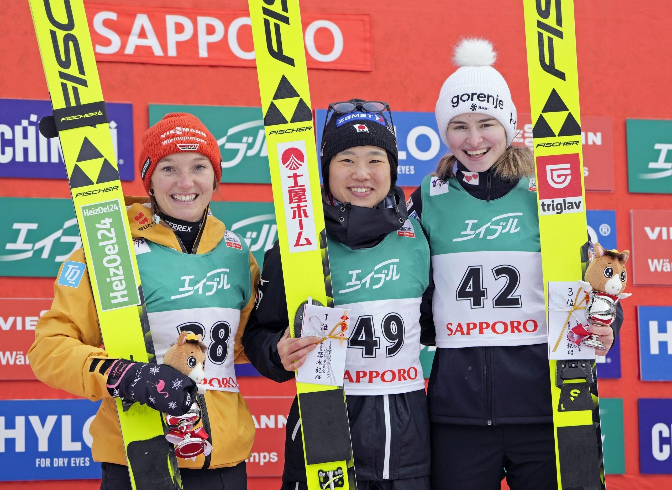 Ski nordisch/Skispringen: Weltcup in Sapporo - Podest mit Siegerin Yuki Ito (M), Katharina Schmid (l) und Nika Kriznar