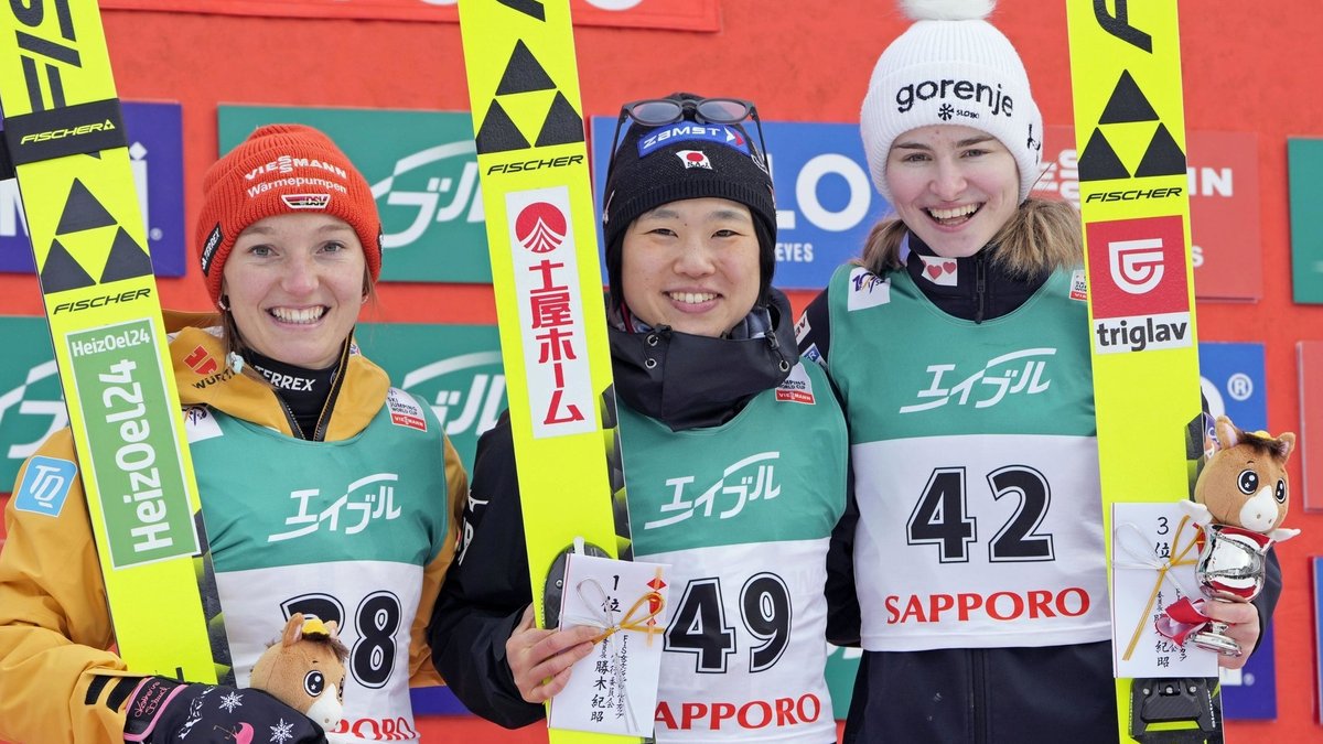 Ski nordisch/Skispringen: Weltcup in Sapporo - Podest mit Siegerin Yuki Ito (M), Katharina Schmid (l) und Nika Kriznar