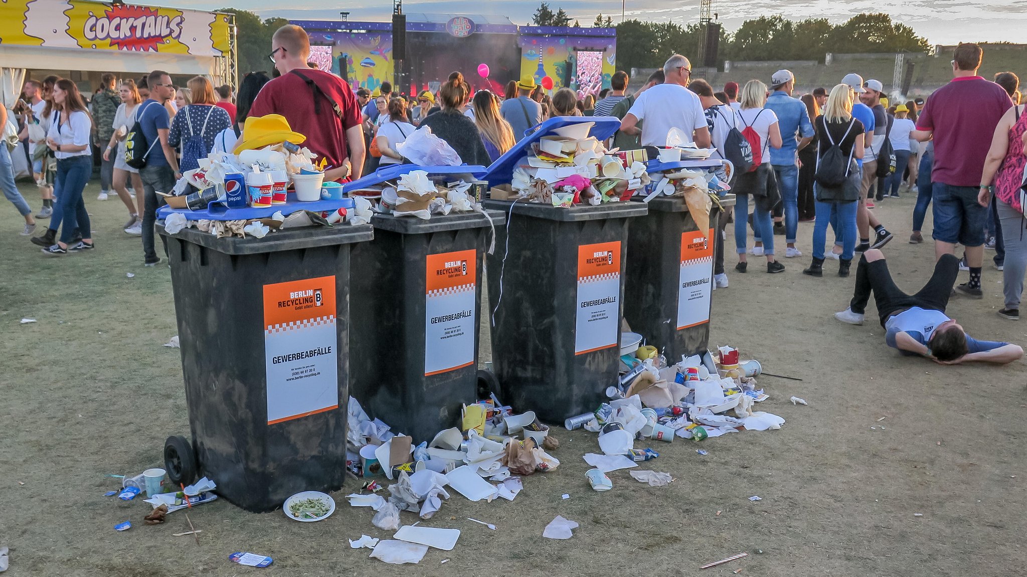 Überfüllte Mülltonnen auf dem Lollapalooza-Festival im Berliner Olympiastadion. | Bild: picture alliance / Bildagentur-online/Joko | Bildagentur-online/Joko Überfüllte Mülltonnen auf dem Lollapalooza-Festival im Berliner Olympiastadion.