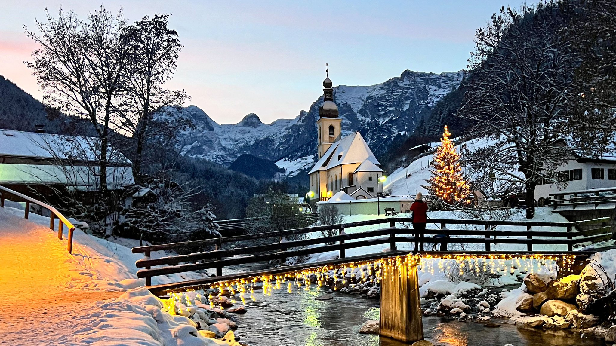 Symbolbild: Pfarrkirche Sankt Sebastian in der bayerischen Gemeinde Ramsau. Aufgenommen am 18.12.2022