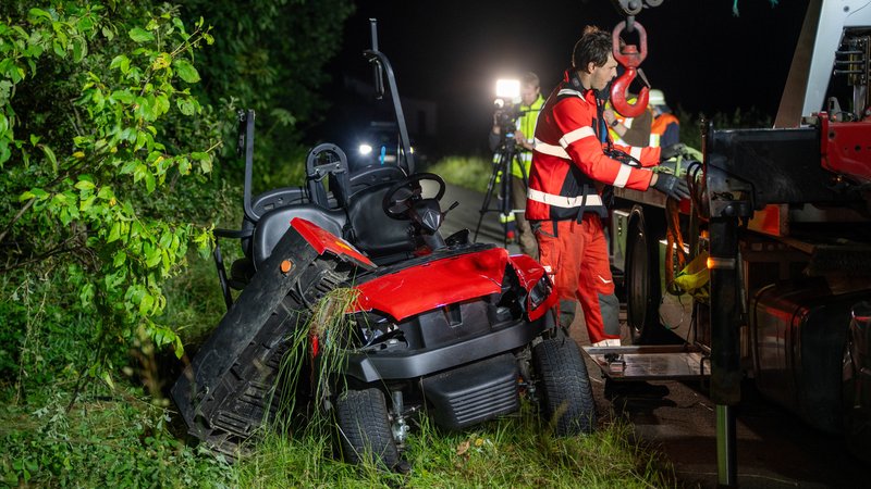 Das Elektrofahrzeug, mit dem die Jugendlichen einen Unfall hatten, wird von Einsatzkräften geborgen. | Bild: News5 Das Elektrofahrzeug, mit dem die Jugendlichen einen Unfall hatten, wird von Einsatzkräften geborgen.