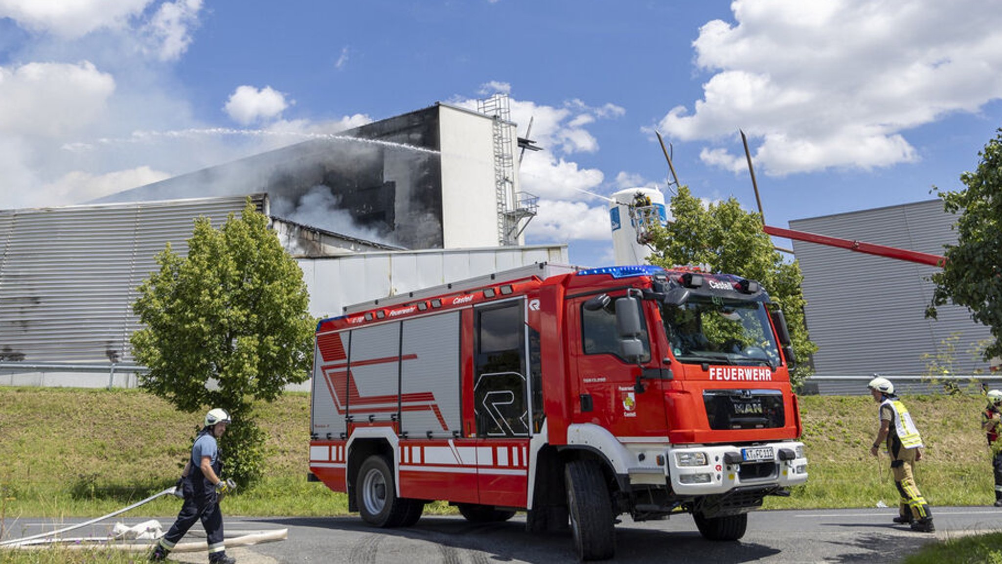 Die Feuerwehr löscht einen Brand in einem Gebäude einer Firma für Kräuter- und Früchteteemischungen in Unterfranken. Foto: Heiko Becker/dpa +++ dpa-Bildfunk +++