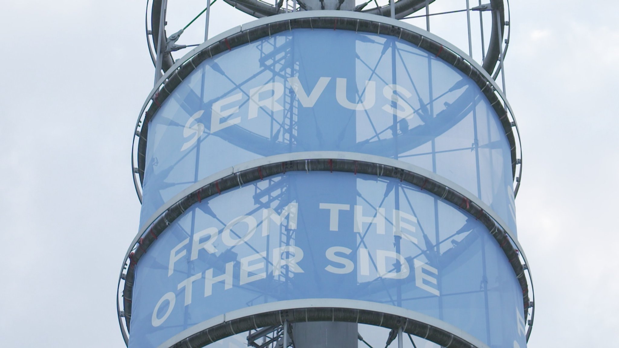 Ein Plakat am Messeturm grüßt Adele mit dem Schriftzug "Servus from the other side".