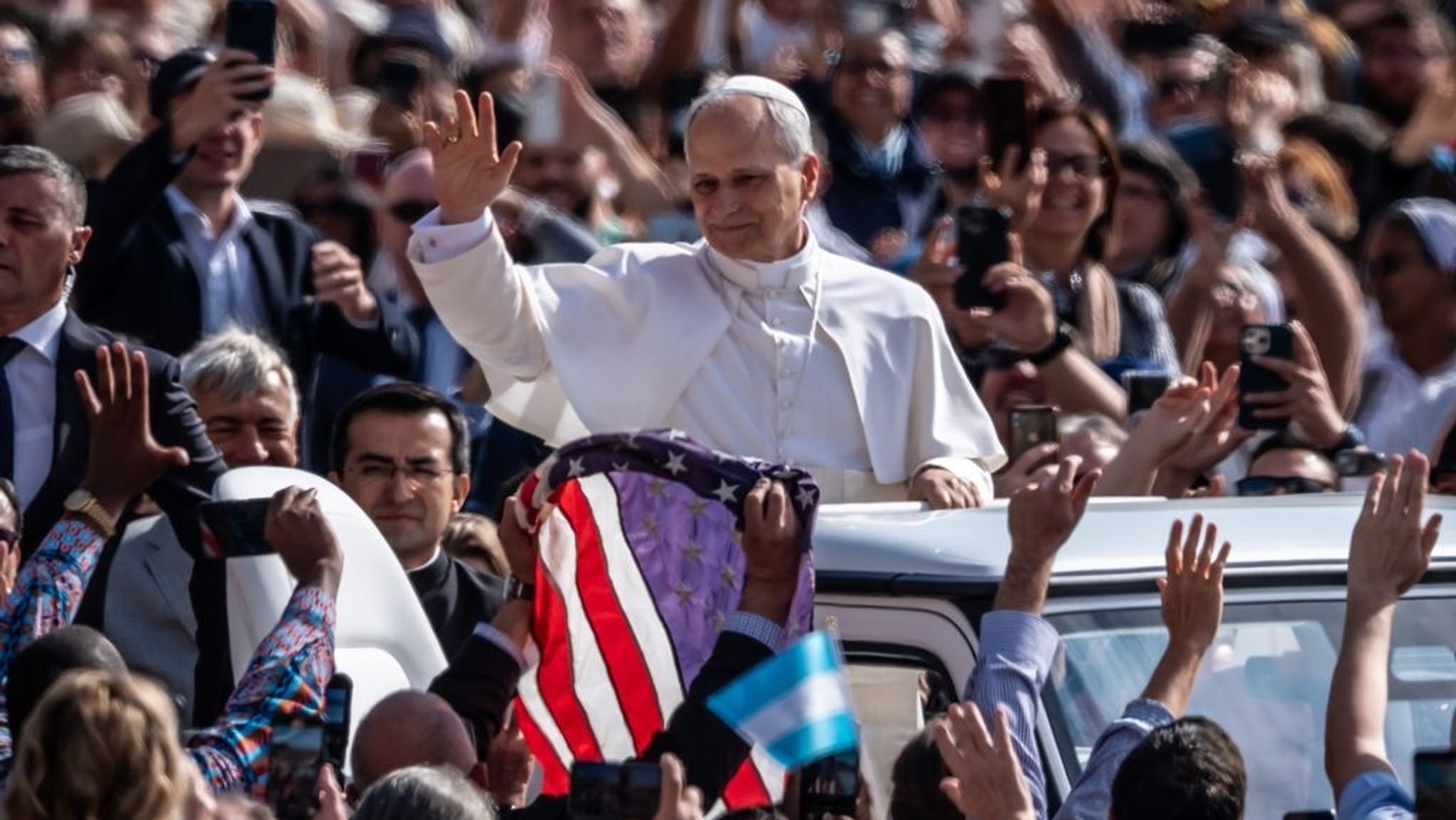 18.05.2025, Vatikan, Vatikanstadt: Der neue Papst Leo XIV. kommt zu seiner Amtseinführung auf den Petersplatz. Der US-Amerikaner Robert Francis Prevost ist der erste Pontifex aus den Vereinigten Staaten. Foto: Michael Kappeler/dpa +++ dpa-Bildfunk +++