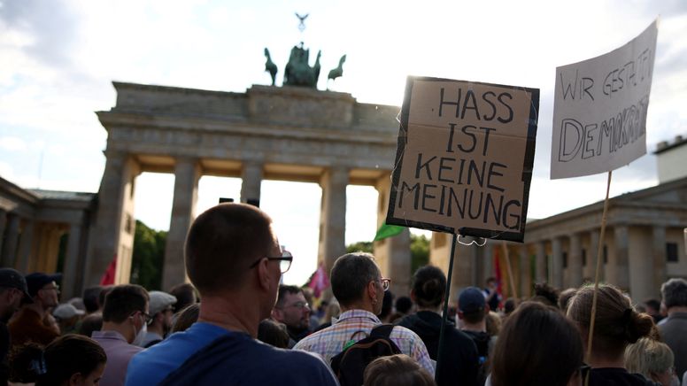 Solidaritätsdemo nach Angriff auf Europapolitiker Ecke in Berlin | Bild:REUTERS/Liesa Johannssen