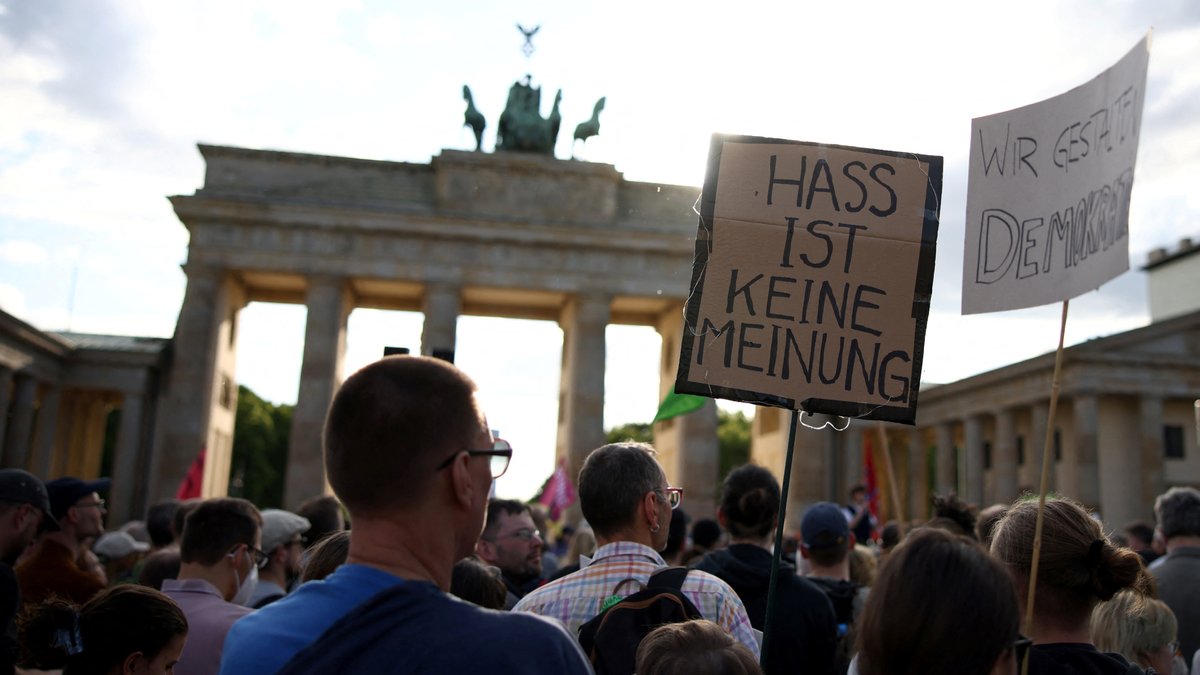 Solidaritätsdemo nach Angriff auf Europapolitiker Ecke in Berlin