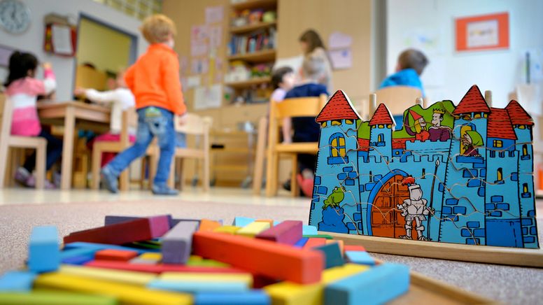 Spielzeug liegt in einer Kindertagesstätte auf dem Boden. | Bild:dpa-Bildfunk/Monika Skolimowska