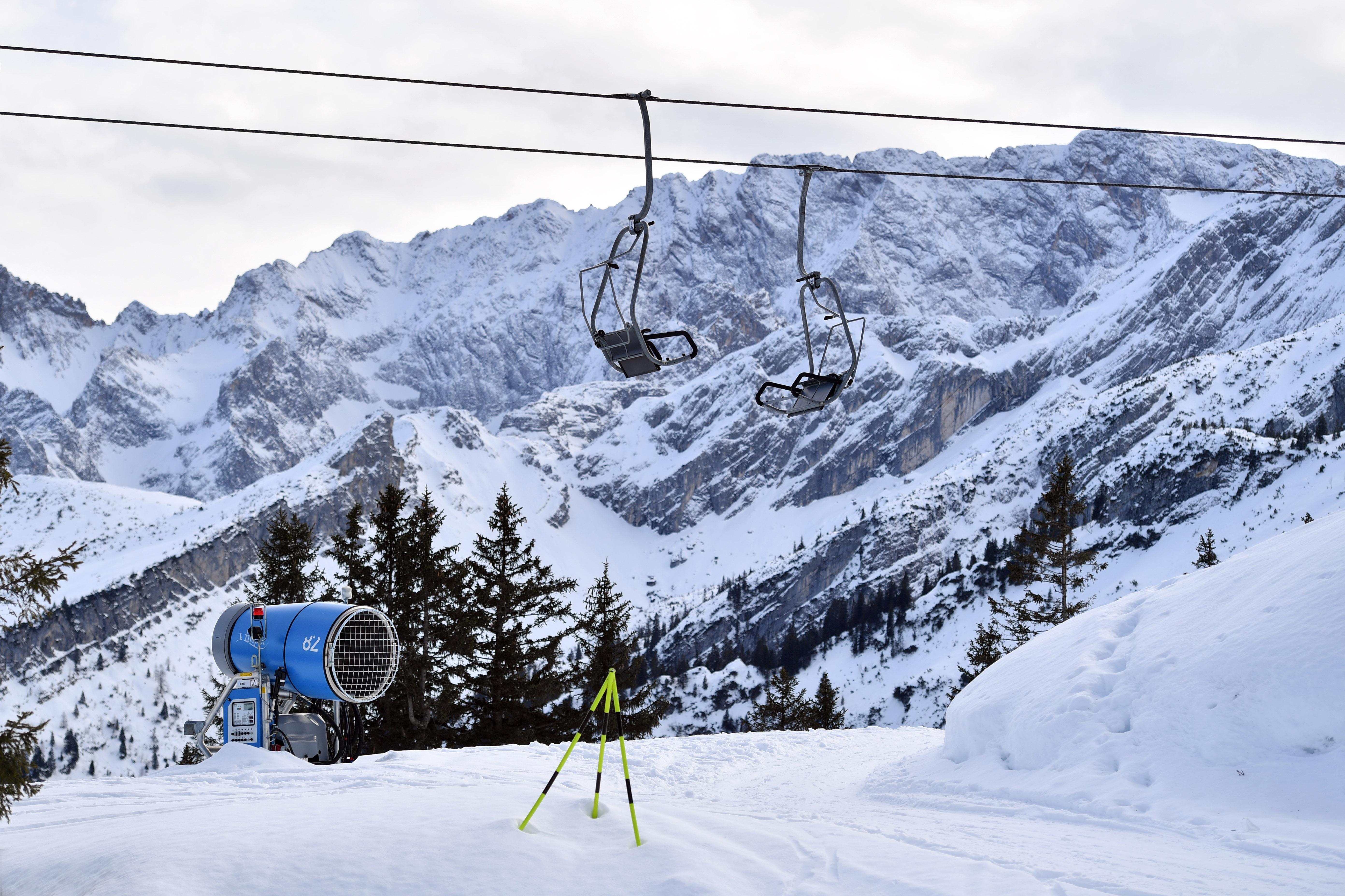 Auf einem Skiweg bei Garmisch-Partenkirchen kam eine 56-jährige Frau von der Piste ab und prallte gegen einen Baum.