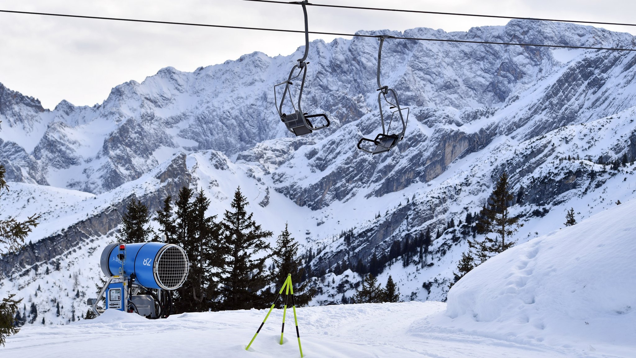 Auf einem Skiweg bei Garmisch-Partenkirchen kam eine 56-jährige Frau von der Piste ab und prallte gegen einen Baum.