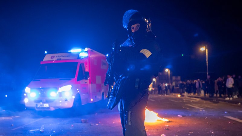 Polizei und Rettungswagen in der Silvesternacht in Frankfurt am Main (Foto vom 01.01.2024). | Bild: picture alliance / epd-bild | Tim Wegner Polizei und Rettungswagen in der Silvesternacht in Frankfurt am Main (Foto vom 01.01.2024).