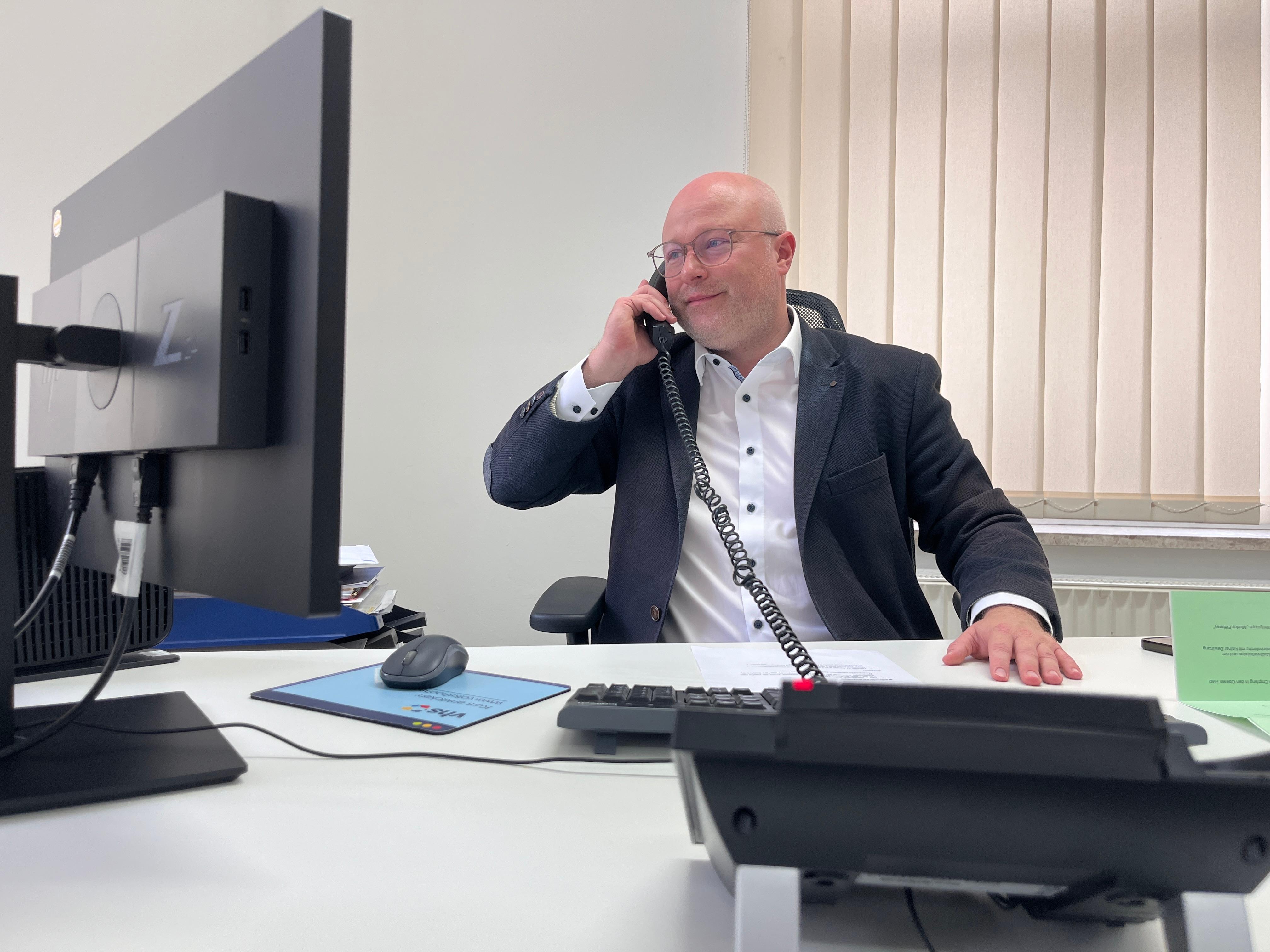 Ralf Wetzel, Bürgermeister von Ziemetshausen, an seinem Schreibtisch im Rathaus