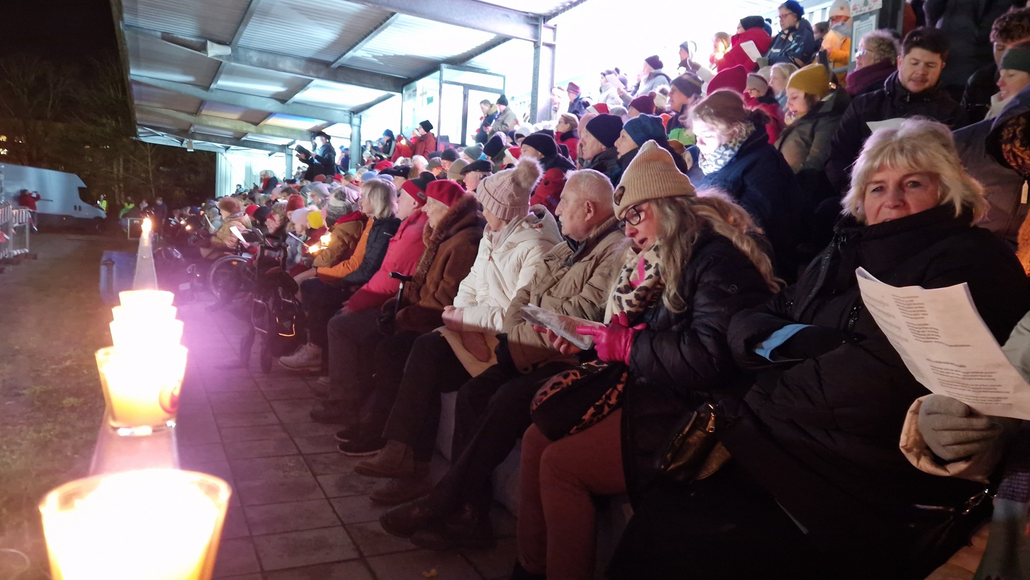 Viele Menschen haben am ersten Stadionsingen in Augsburg teilgenommen.