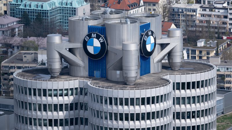 ARCHIV - 22.03.2024, Bayern, München: Das Logo von BMW ist an der Firmenzentrale zu sehen. (zu dpa: «BMW-Gewinn bricht ein wegen China-Schwäche») Foto: Sven Hoppe/dpa +++ dpa-Bildfunk +++ | Bild: dpa-Bildfunk/Sven Hoppe ARCHIV - 22.03.2024, Bayern, München: Das Logo von BMW ist an der Firmenzentrale zu sehen. (zu dpa: «BMW-Gewinn bricht ein wegen China-Schwäche») Foto: Sven Hoppe/dpa +++ dpa-Bildfunk +++