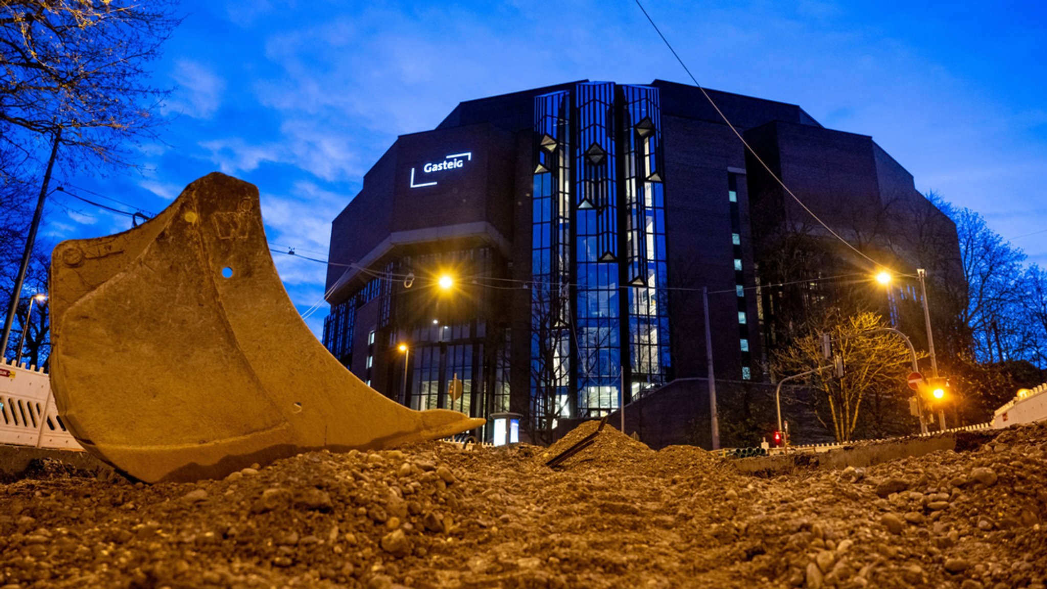 Baggerschaufel vor dem Gasteig