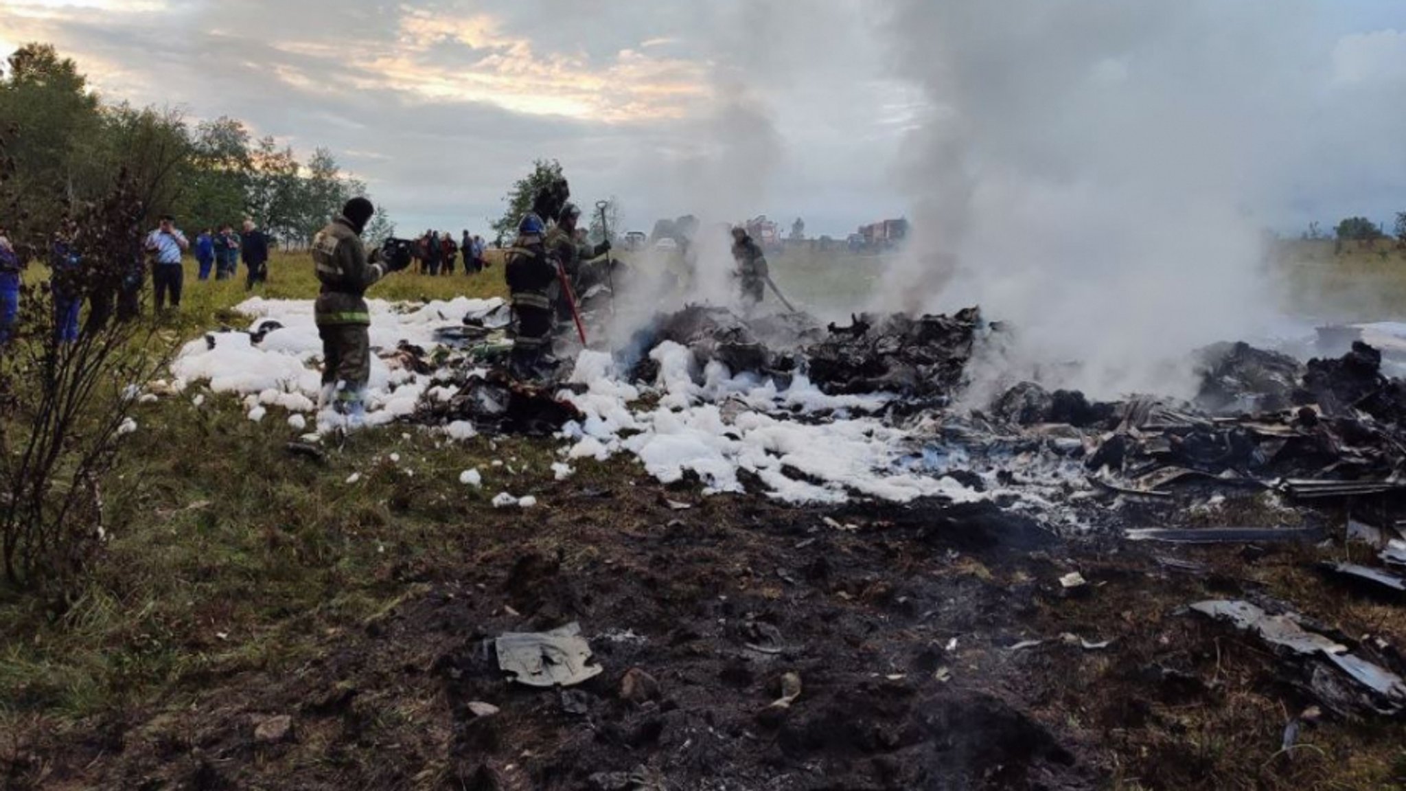 Das vom russischen Ermittlungskomitee veröffentlichte und von der chinesischen staatlichen Nachrichtenagentur XINHUA bereitgestelltes Foto soll die Absturzstelle eines Privatflugzeugs in der Region Twer zeigen. 