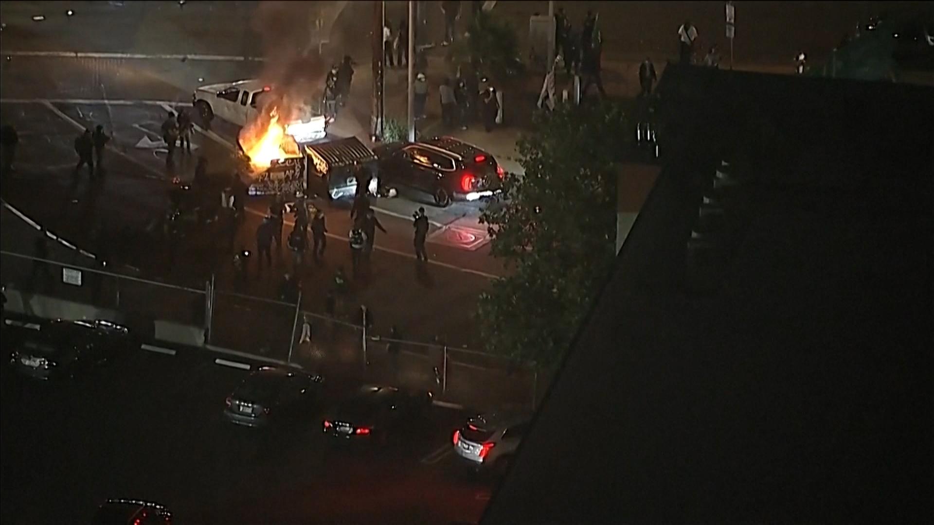 Am Sonntag kam es in Los Angeles den dritten Tag in Folge zu Auseinandersetzungen zwischen Sicherheitskräften und Demonstranten.