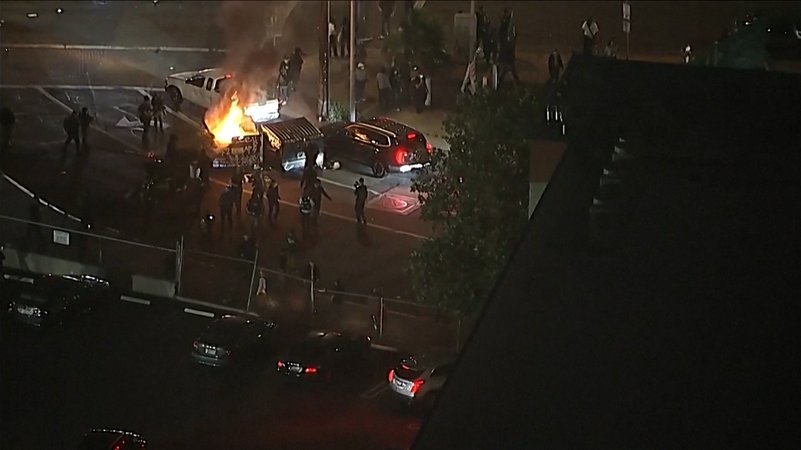 Am Sonntag kam es in Los Angeles den dritten Tag in Folge zu Auseinandersetzungen zwischen Sicherheitskräften und Demonstranten. | Bild: Bayerischer Rundfunk 2025 Am Sonntag kam es in Los Angeles den dritten Tag in Folge zu Auseinandersetzungen zwischen Sicherheitskräften und Demonstranten.
