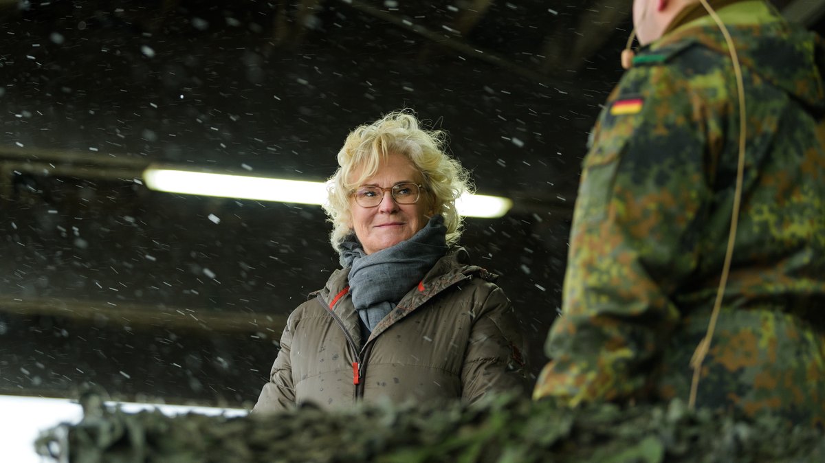 Christine Lambrecht (SPD), Verteidigungsministerin, bei ihren Besuch der Panzerlehrbrigade 9.