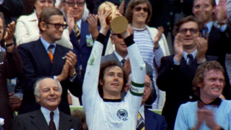 Franz Beckenbauer und Sepp Maier jubeln nach dem Gewinn der Weltmeisterschaft