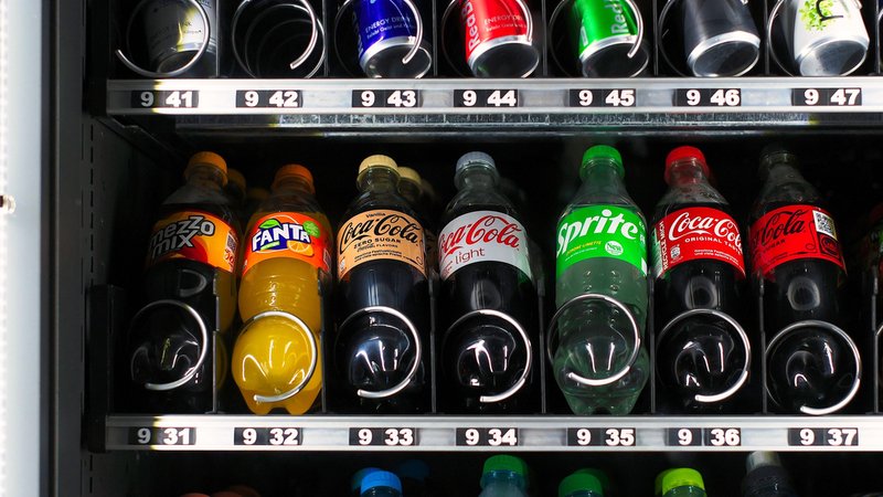 (Symbolbild) Automat für Soda, alkoholfreie Getränke, Flaschen und Dosen, Fanta, Coca-Cola, Sprite, usw. | Bild: picture alliance / imageBROKER | Michael Weber (Symbolbild) Automat für Soda, alkoholfreie Getränke, Flaschen und Dosen, Fanta, Coca-Cola, Sprite, usw.