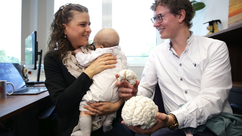 Silvia und Dominik Budday mit Sohn und Gehirnen. | Bild: BR / Isabel Pogner Silvia und Dominik Budday mit Sohn und Gehirnen.