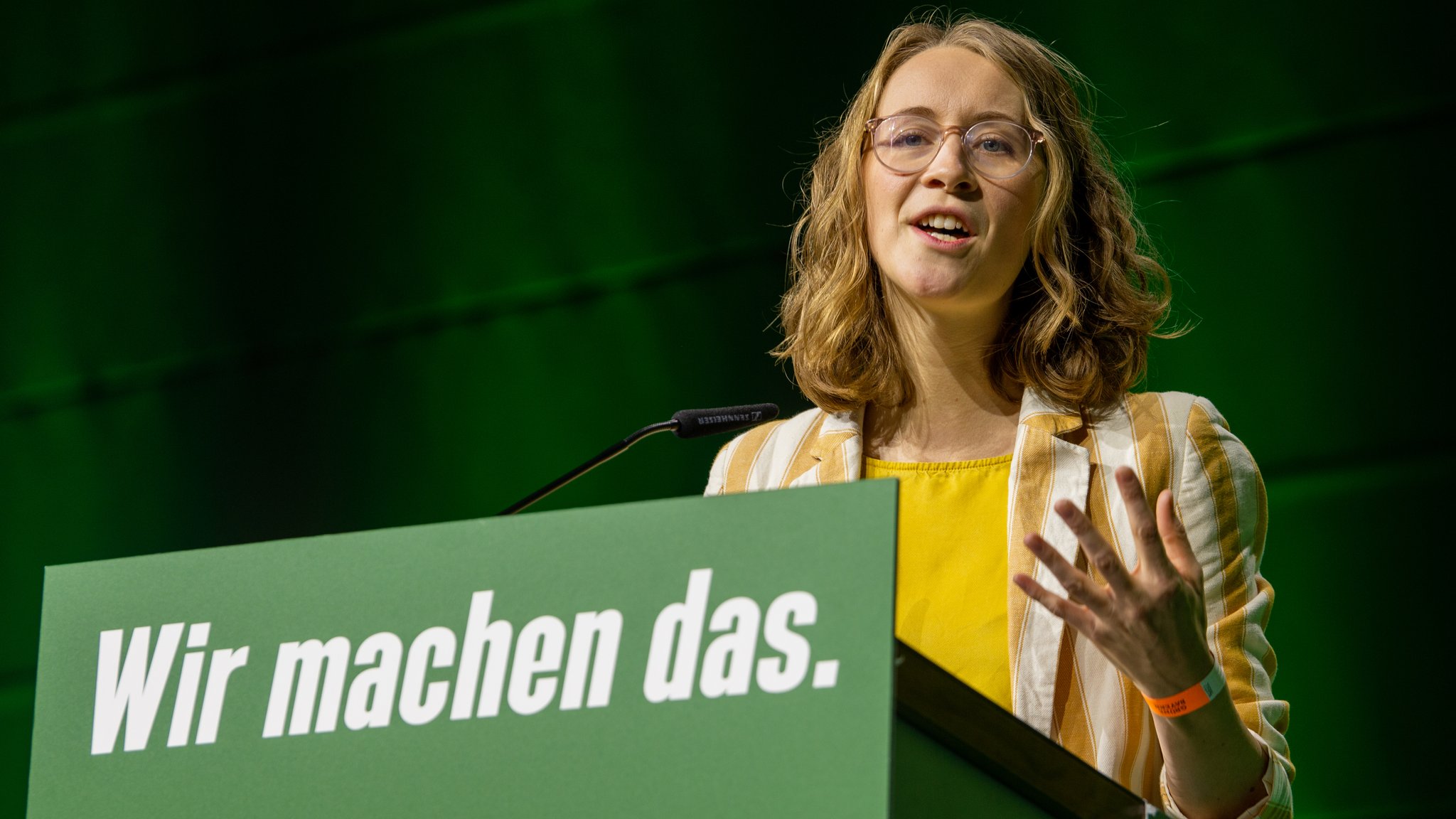 Die wiedergewählte Landesvorsitzende der bayerischen Grünen, Eva Lettenbauer, spricht bei der Landesdelegiertenkonferenz in Augsburg