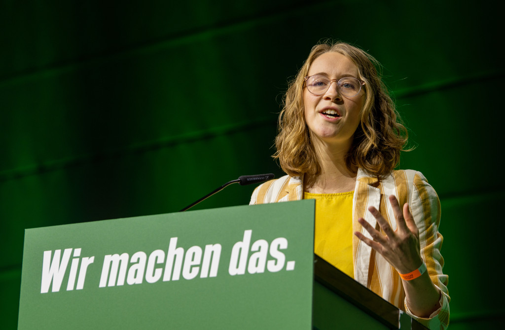 Die wiedergewählte Landesvorsitzende der bayerischen Grünen, Eva Lettenbauer, spricht bei der Landesdelegiertenkonferenz in Augsburg