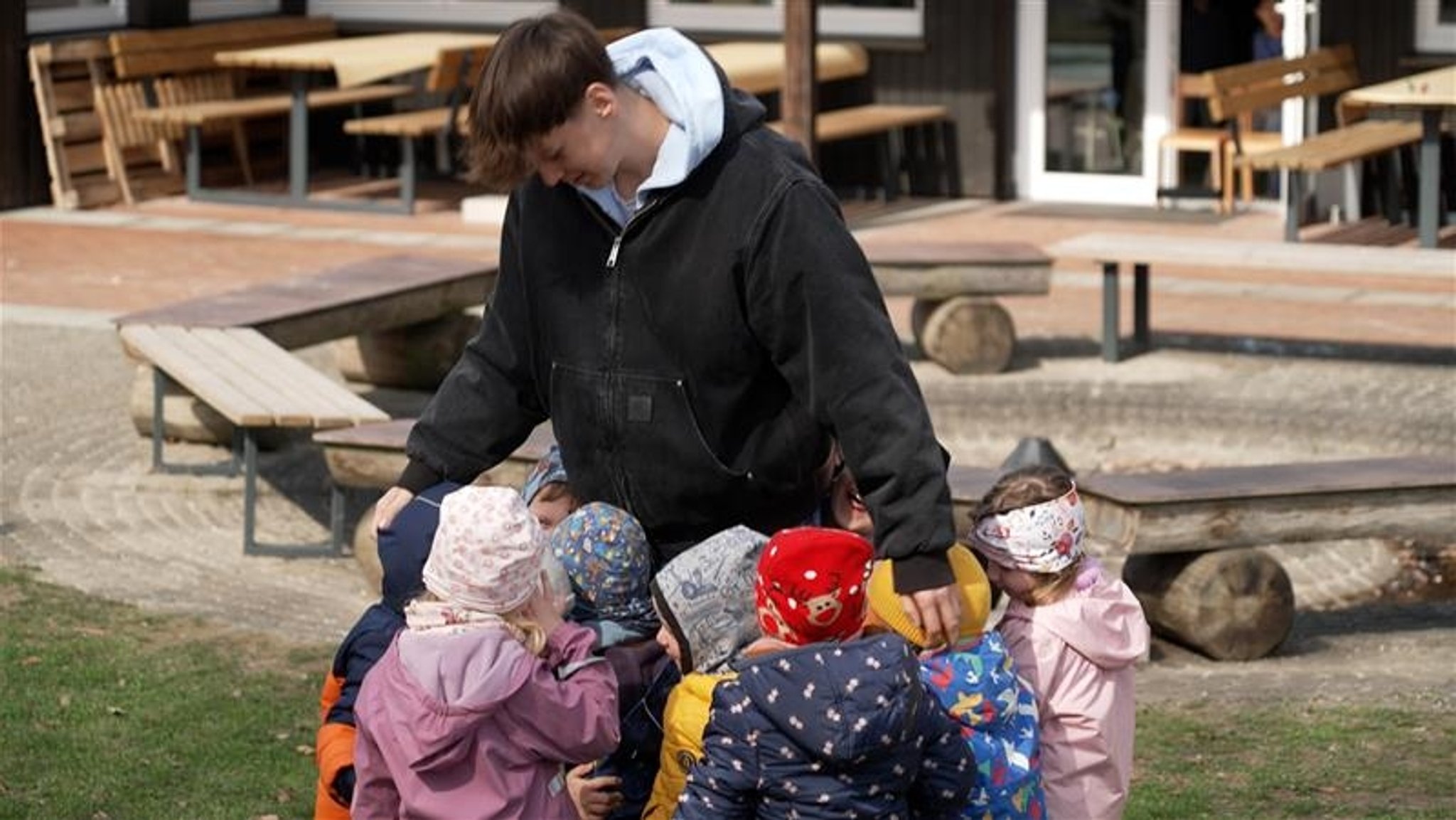 Niko Schmid aus Altötting ist der erste männliche Erzieher in der inklusiven Kindertagesstätte St. Nikolaus in Emmerting im Landkreis Altötting. | Bild: BR Niko Schmid aus Altötting ist der erste männliche Erzieher in der inklusiven Kindertagesstätte St. Nikolaus in Emmerting im Landkreis Altötting.