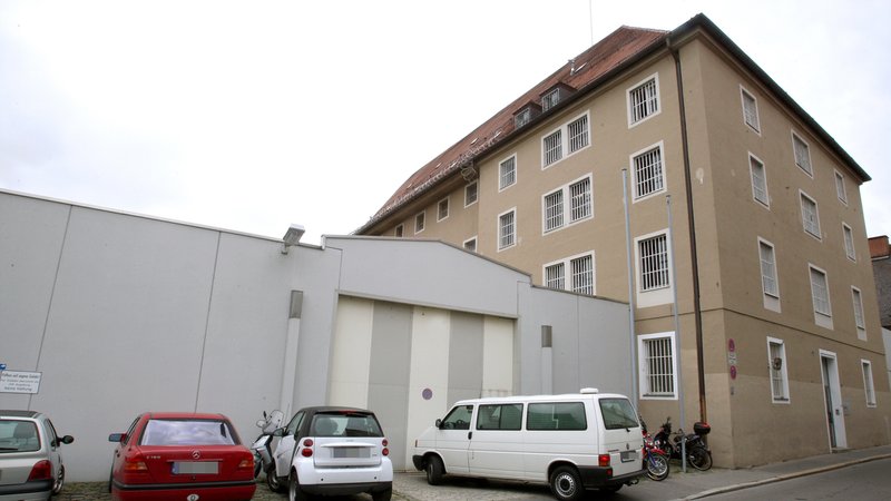 Archiv: Die frühere JVA in der Karmelitengasse wurde vor einem Jahrzehnt geschlossen, nachdem im Vorort Gablingen eine neue gebaut wurde. | Bild: picture-alliance/ dpa | Karl-Josef Hildenbrand Archiv: Die frühere JVA in der Karmelitengasse wurde vor einem Jahrzehnt geschlossen, nachdem im Vorort Gablingen eine neue gebaut wurde.