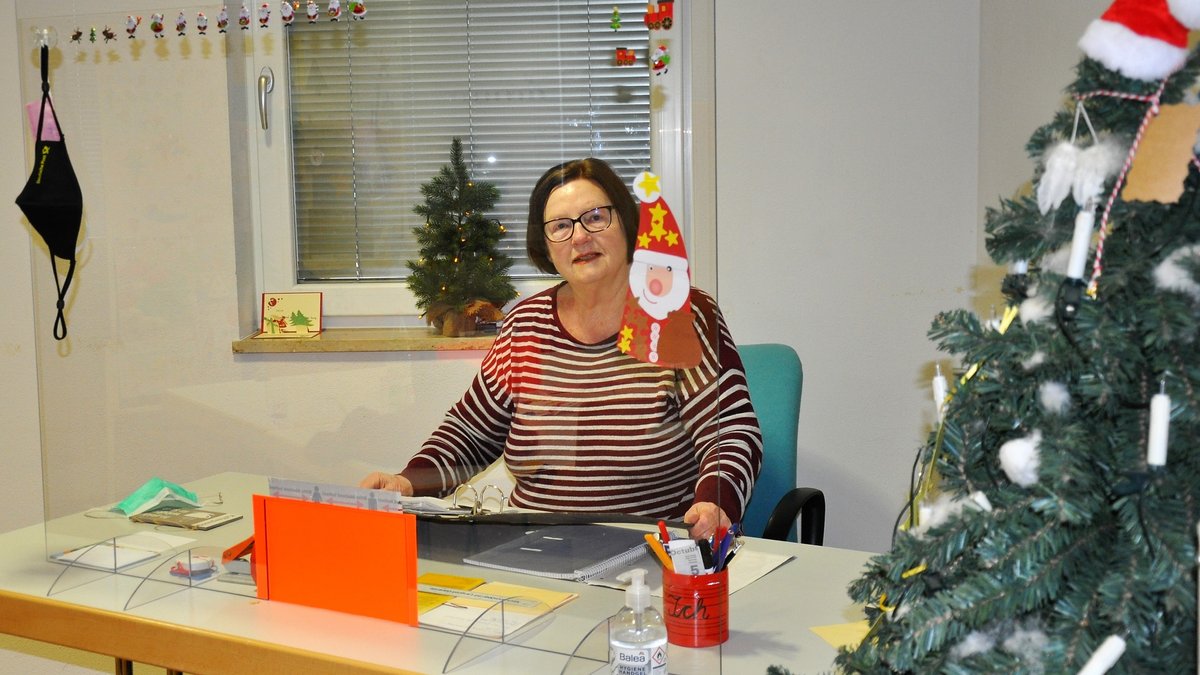 Leiterin Rosemarie Schotte im Weihnachtspostamt Himmelstadt